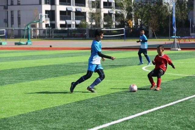 北京亦庄人形机器人半马冠军成绩超人类世界纪录